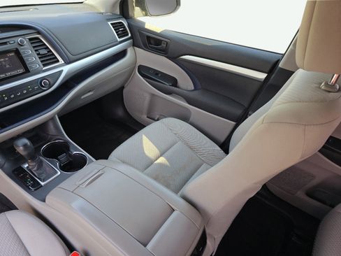 Used 2018 Toyota Highlander LE image 21