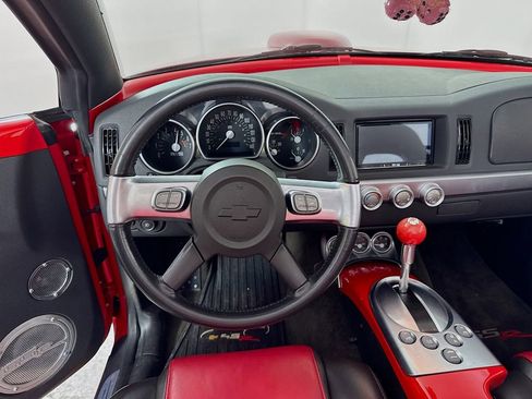 Used 2004 Chevrolet SSR w/ Preferred Equipment Group image 28