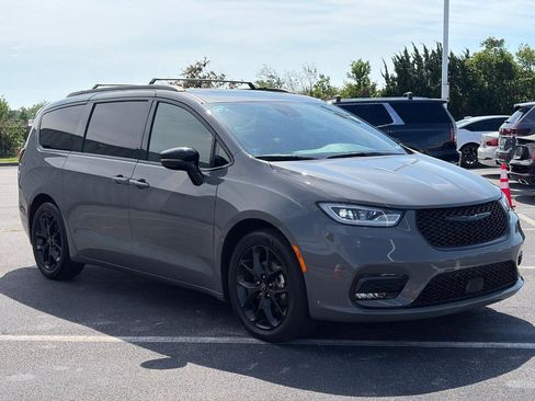 Used 2025 Chrysler Pacifica Limited FWD image 3
