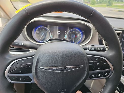 Used 2023 Chrysler Pacifica Touring-L FWD image 20