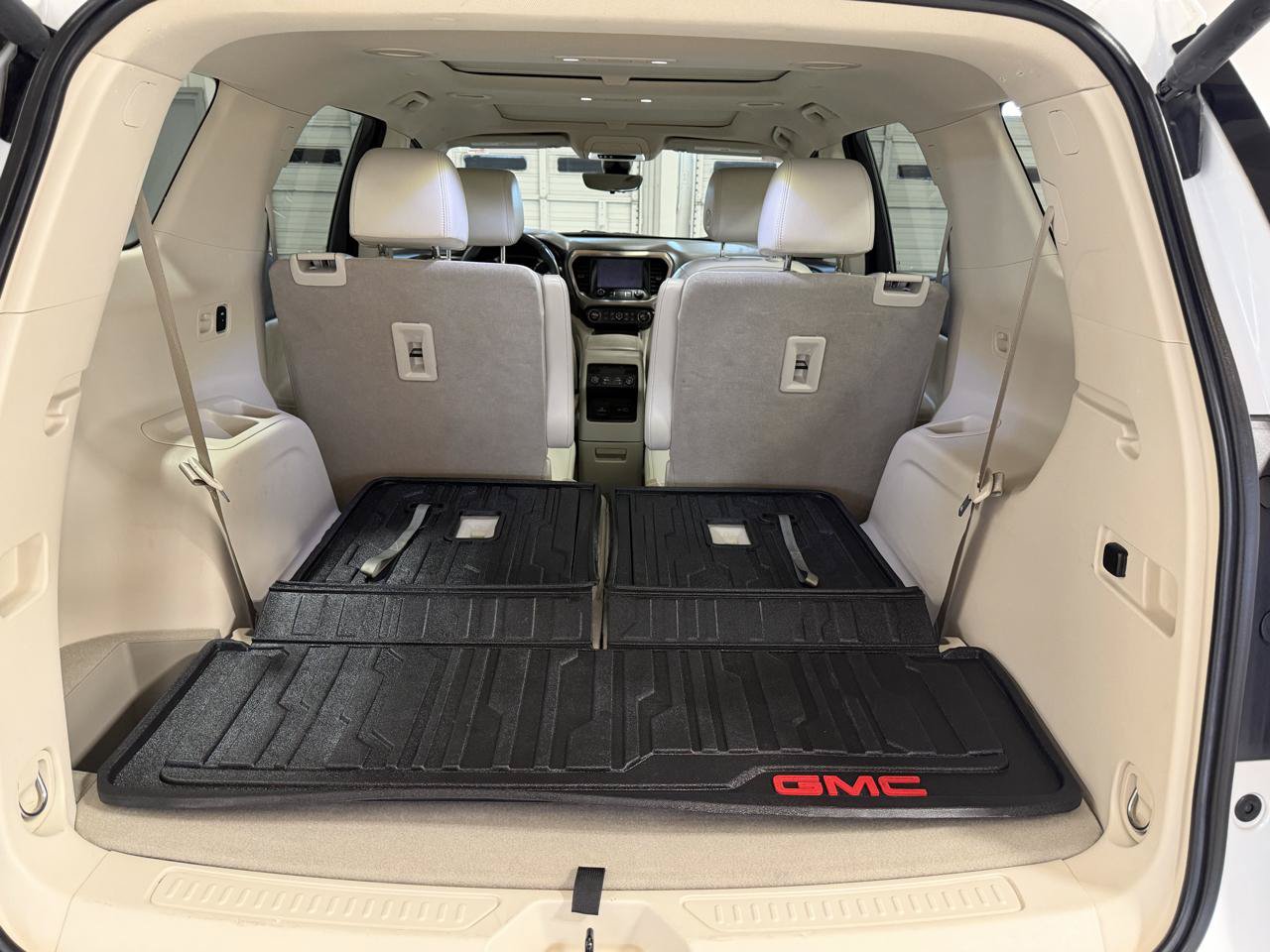 Used 2021 GMC Acadia Denali w/ Denali Ultimate Package AWD/4WD image 9