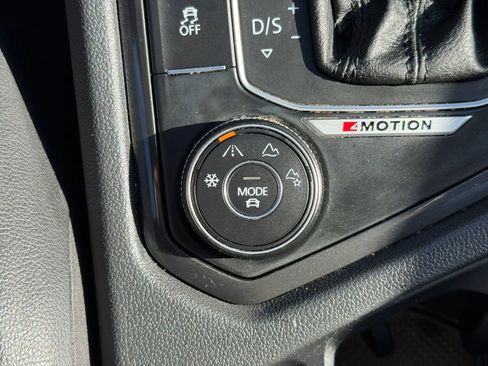 Used 2018 Volkswagen Tiguan SE AWD/4WD image 40