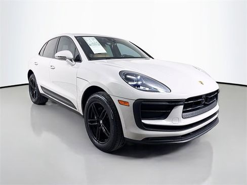 Used 2024 Porsche Macan image 3