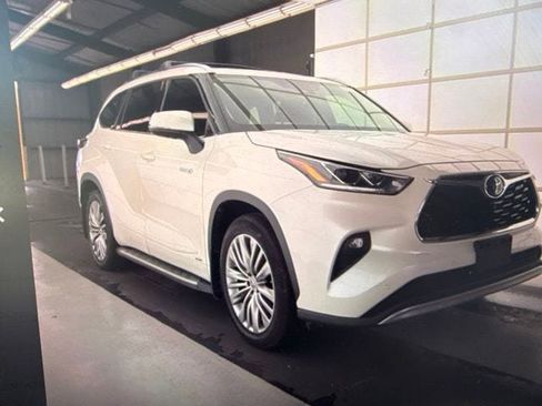 Used 2021 Toyota Highlander Platinum AWD/4WD image 1