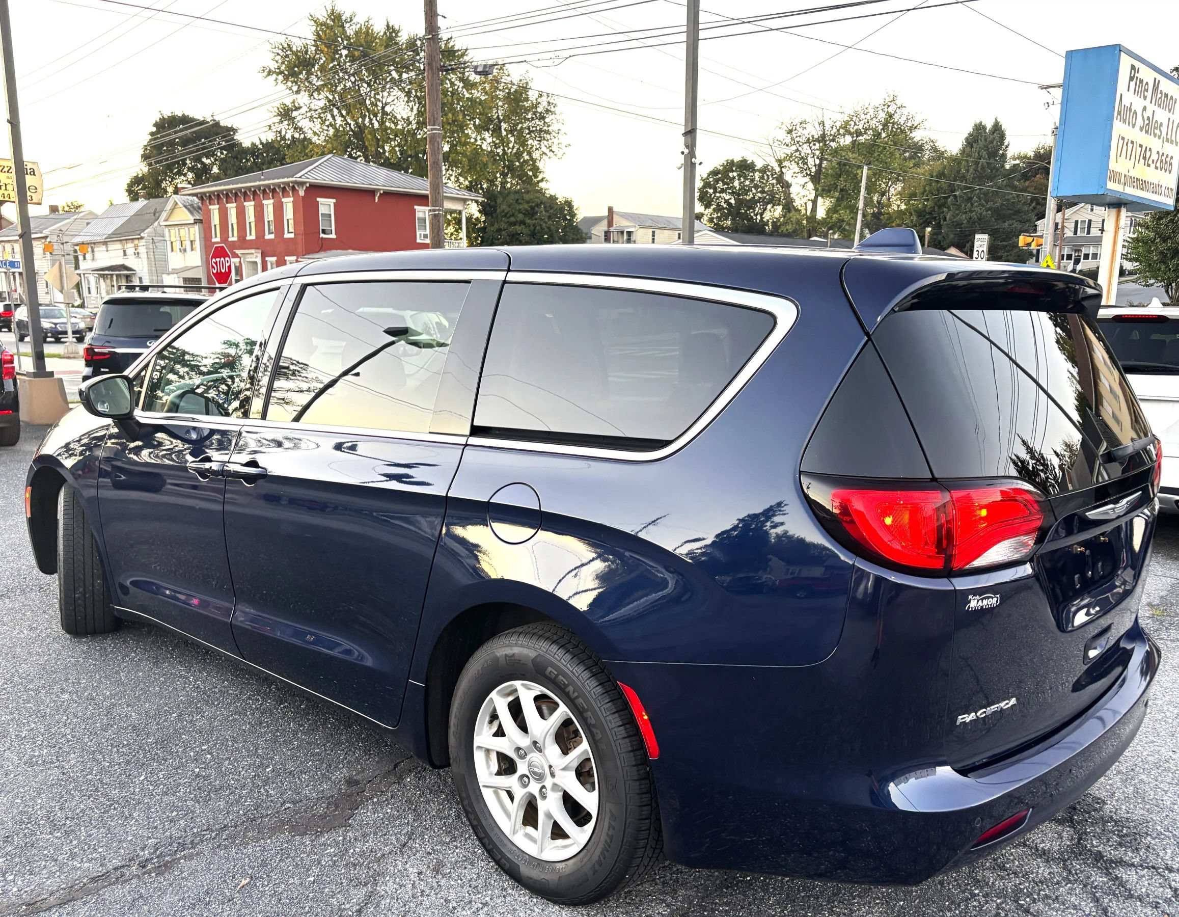 Used 2017 Chrysler Pacifica Touring FWD image 4