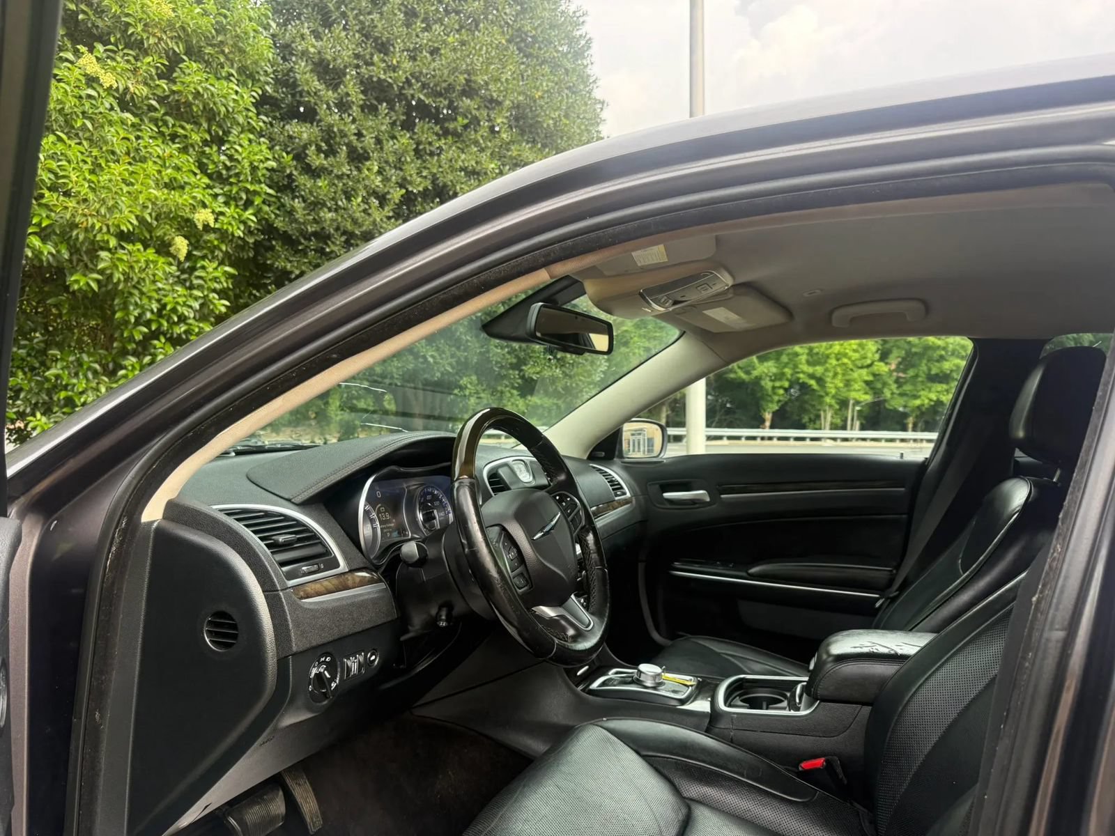 Used 2018 Chrysler 300 Limited AWD/4WD image 15