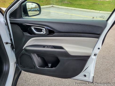 Used 2025 Jeep Compass Limited image 29