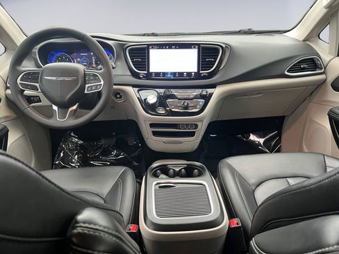 Certified 2024 Chrysler Pacifica Touring-L image 14