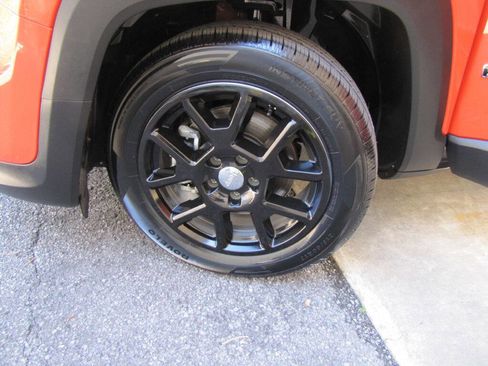 Used 2020 Jeep Renegade Latitude w/ Popular Equipment Group image 21