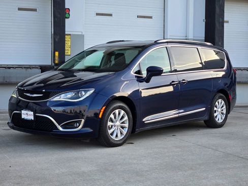Used 2019 Chrysler Pacifica Touring-L FWD image 4