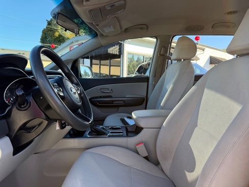 Used 2019 Kia Sedona L image 13