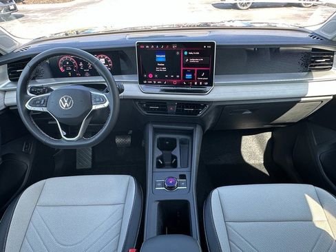 New 2025 Volkswagen Tiguan SE image 9