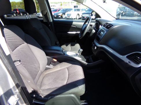 Used 2017 Dodge Journey SE w/ Flexible Seating Group image 28