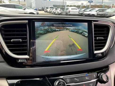 Used 2024 Chrysler Pacifica Touring-L image 19