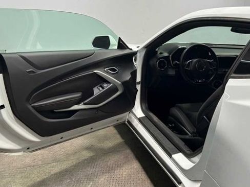 Used 2018 Chevrolet Camaro LT w/ Technology Package image 11