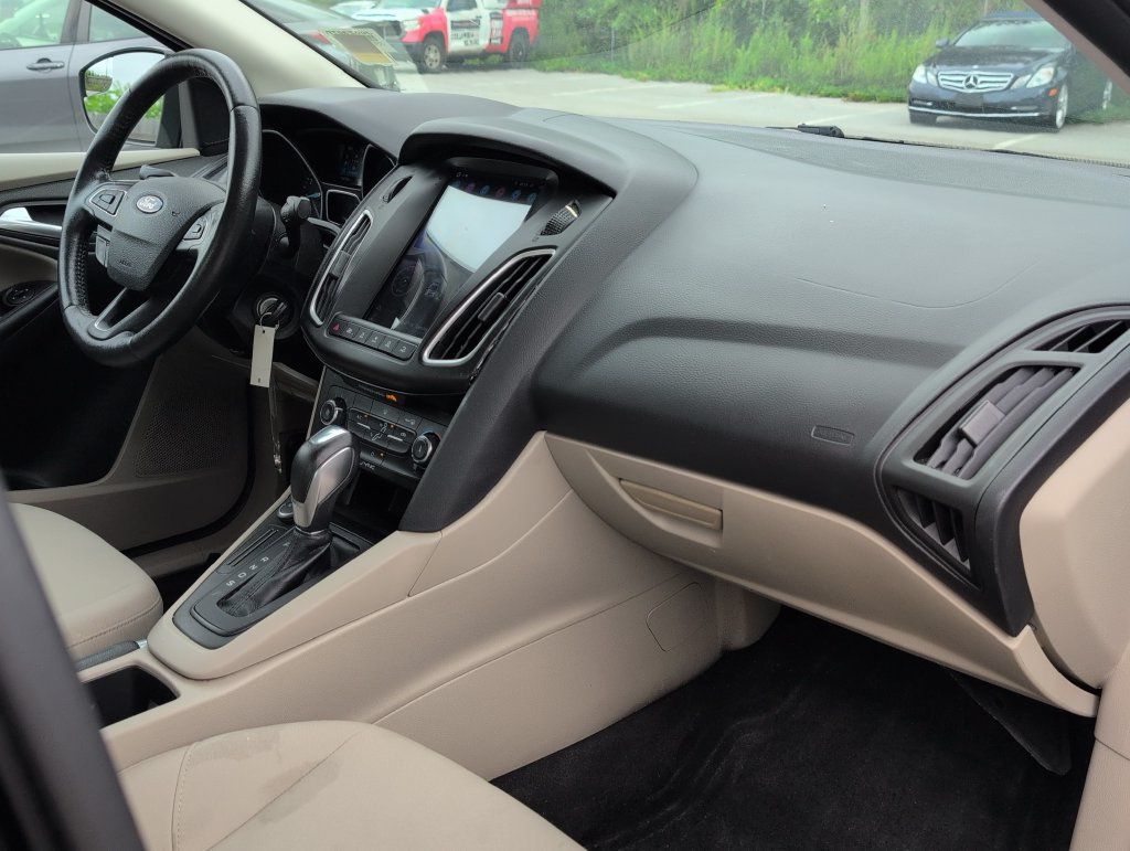 Used 2016 Ford Focus SE w/ SE Sport Package FWD image 23