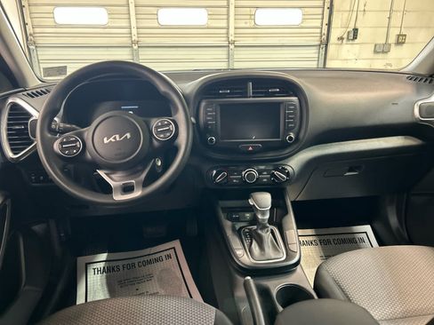 Used 2025 Kia Soul LX w/ LX Technology Package FWD image 4