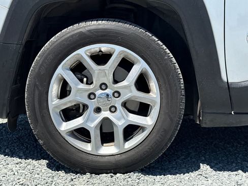 Used 2017 Jeep Renegade Latitude FWD image 12