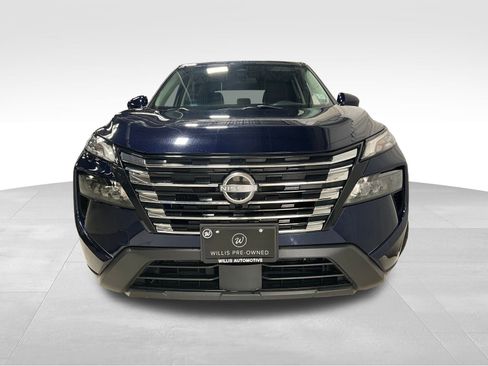 Used 2024 Nissan Rogue SV image 2