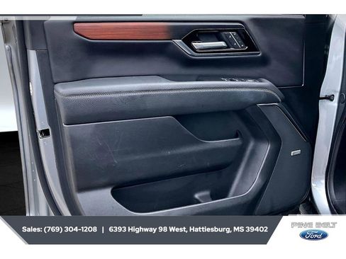 Used 2025 GMC Yukon XL Denali AWD/4WD image 17