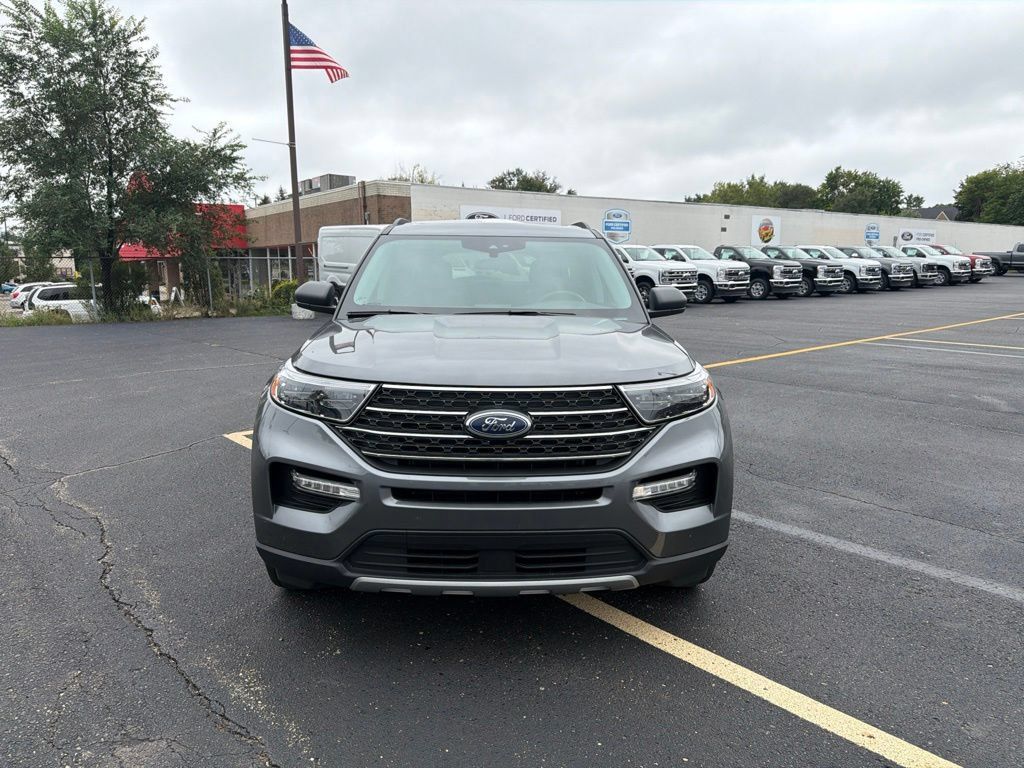 Used 2023 Ford Explorer XLT w/ Equipment Group 202A AWD/4WD image 2