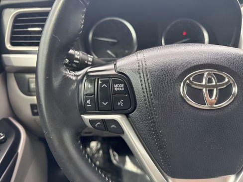 Used 2017 Toyota Highlander XLE FWD image 16
