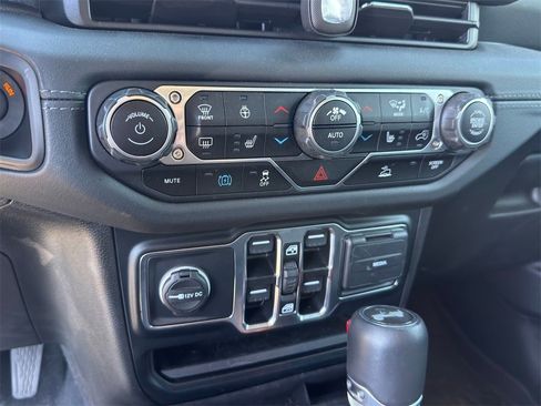 Used 2024 Jeep Wrangler Unlimited Sahara image 19
