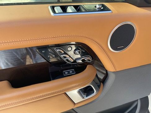 Used 2021 Land Rover Range Rover Autobiography image 9