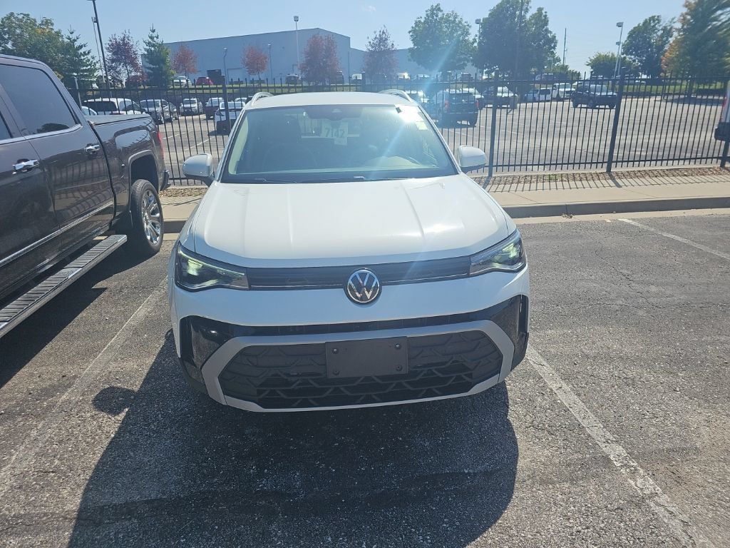 Used 2025 Volkswagen Taos SE AWD/4WD image 2