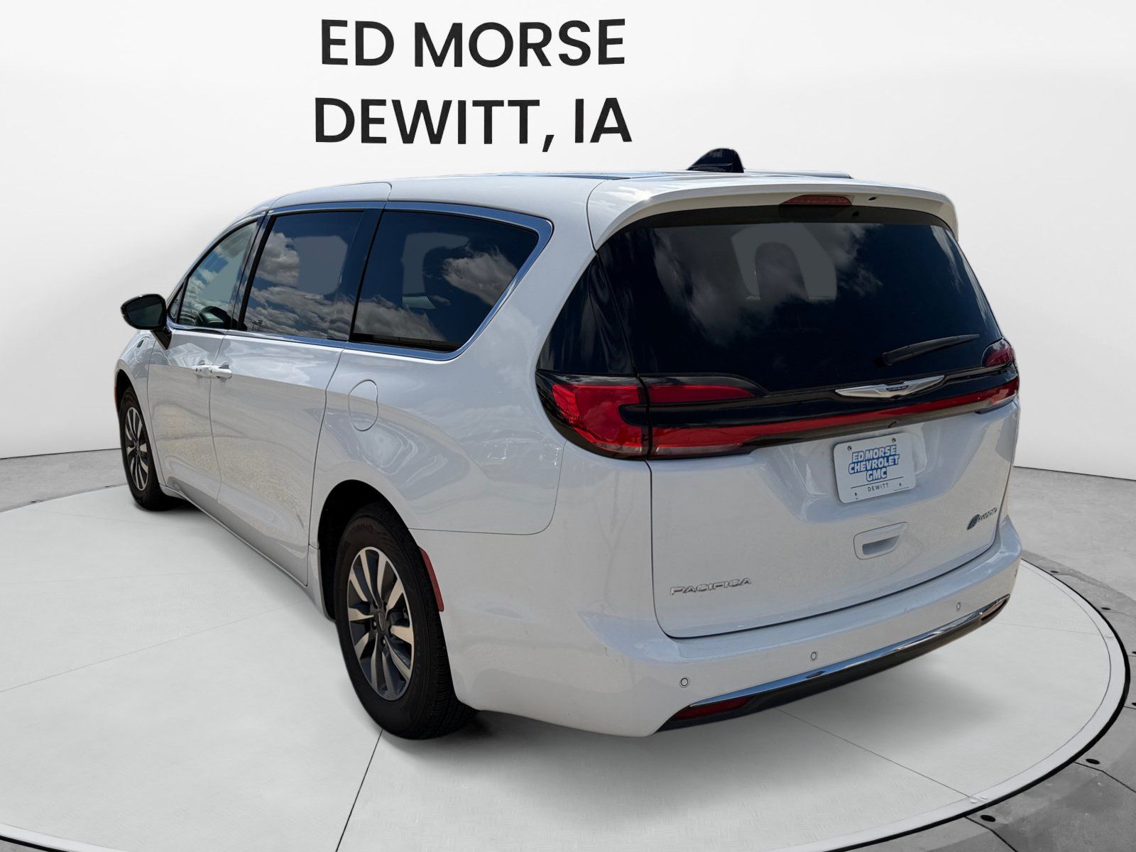 Used 2024 Chrysler Pacifica Limited FWD image 3