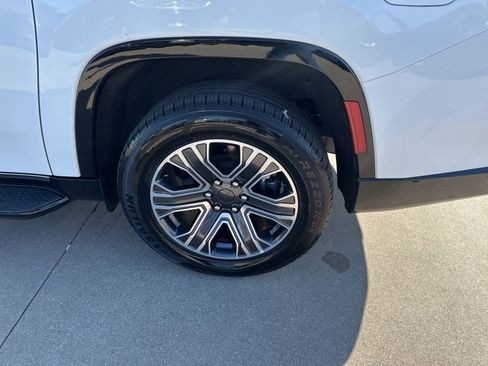 Used 2024 Jeep Wagoneer L Series II w/ Flexible Seating Group image 15