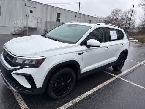 Used 2023 Volkswagen Taos SE w/ Panoramic Sunroof Package image 5