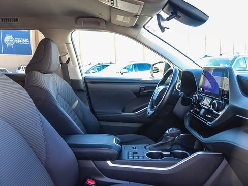 Used 2023 Toyota Highlander LE image 17