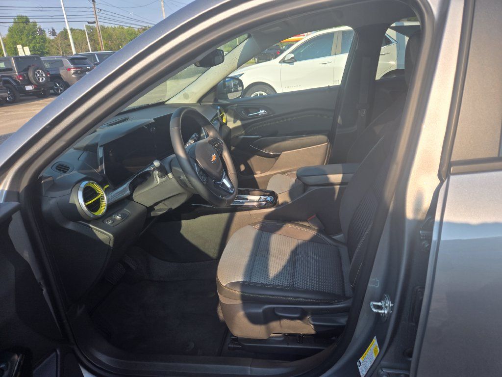 Used 2025 Chevrolet Trax LT w/ Driver Confidence Package FWD image 7