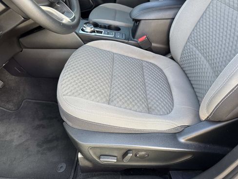 Used 2020 Ford Escape SE image 19