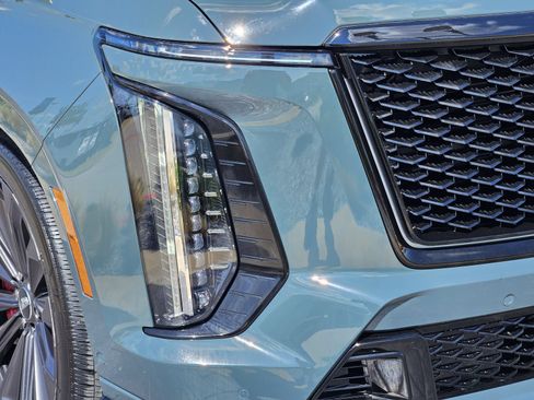 Certified 2025 Cadillac Escalade ESV V AWD/4WD image 9