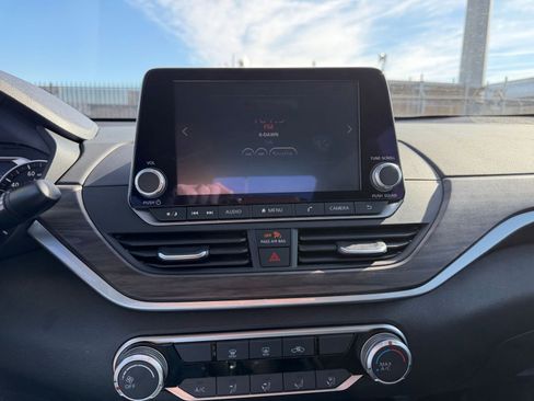 Used 2025 Nissan Altima 2.5 SV image 17