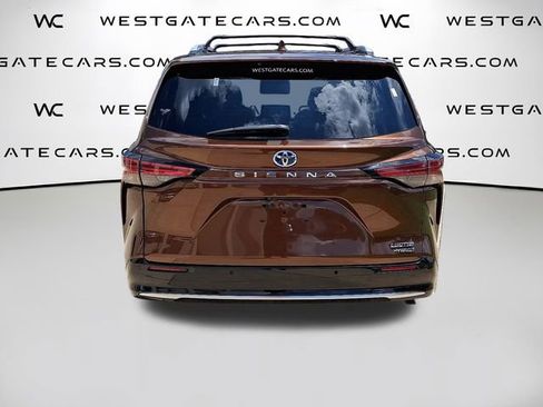 Used 2021 Toyota Sienna Limited image 7