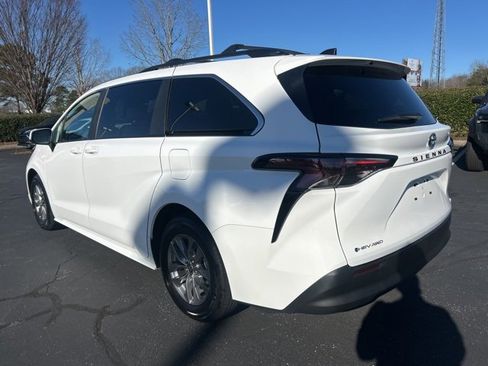 Used 2025 Toyota Sienna LE image 9