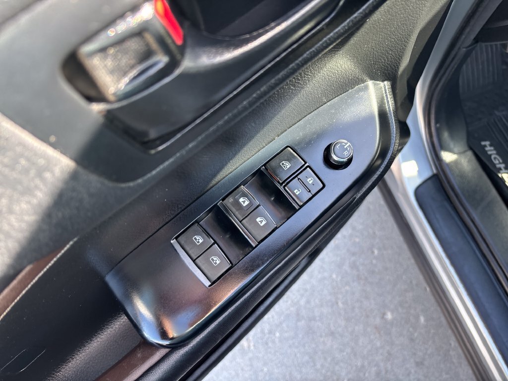 Used 2018 Toyota Highlander Plus AWD/4WD image 11