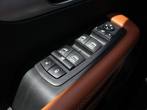 Used 2026 Chrysler Pacifica Pinnacle FWD image 8