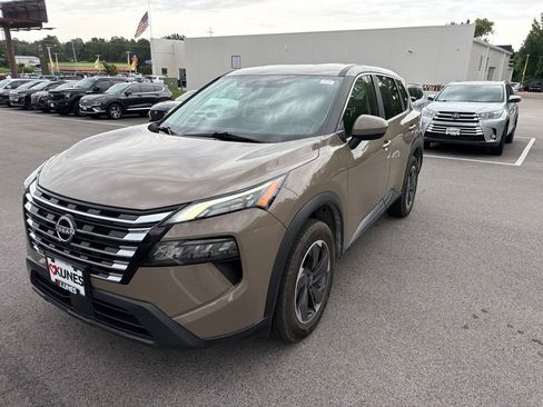 Used 2025 Nissan Rogue SV AWD/4WD image 4