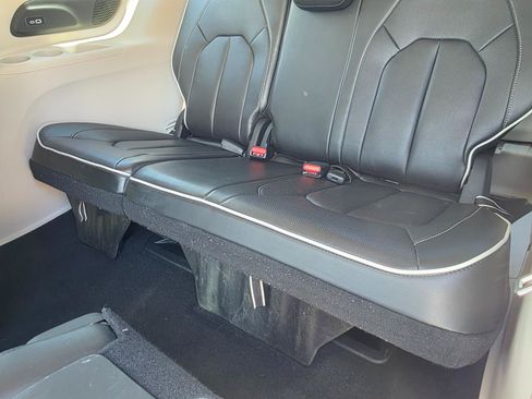 Used 2023 Chrysler Pacifica Limited FWD image 17