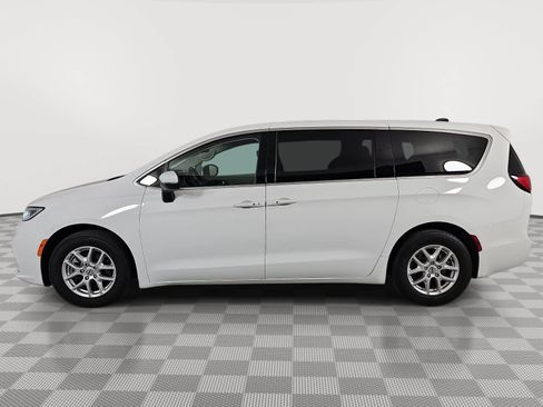 Used 2023 Chrysler Pacifica Touring-L FWD image 5