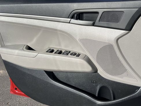 Used 2017 Hyundai Elantra SE image 28