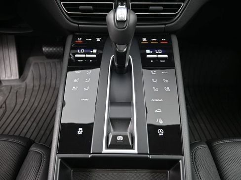 Used 2025 Porsche Macan AWD/4WD image 17