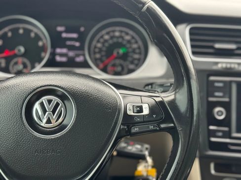 Used 2018 Volkswagen Golf S image 19