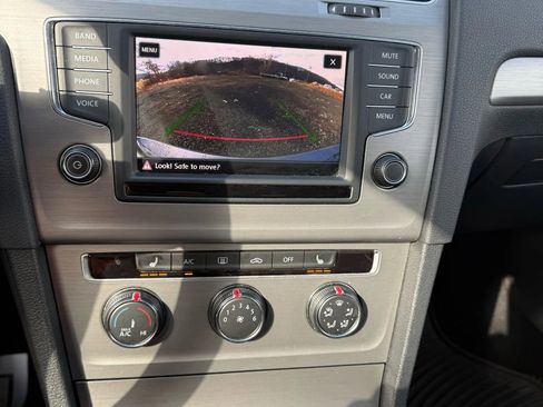 Used 2017 Volkswagen Golf S image 37