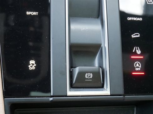 Used 2025 Porsche Macan image 21