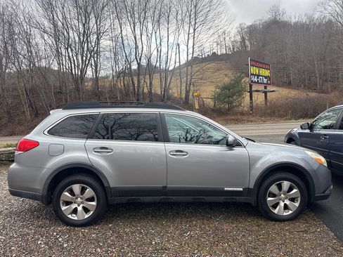 Used 2011 Subaru Outback 3.6R Premium image 4